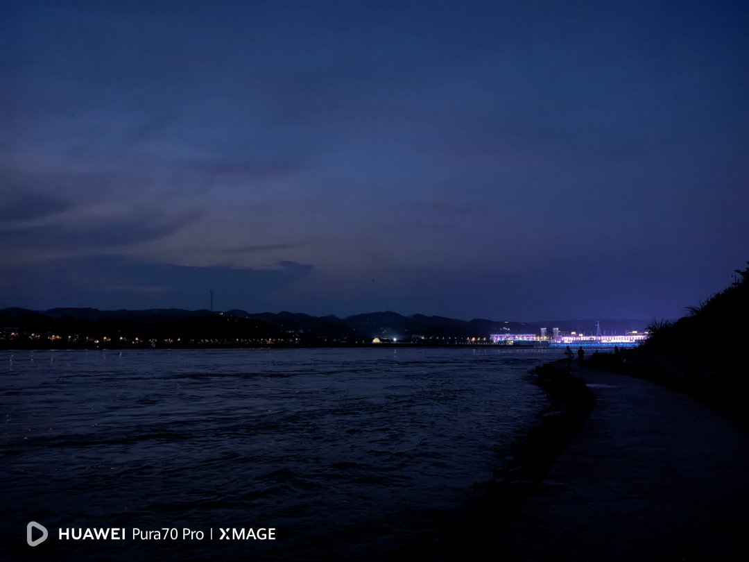 夜幕下的葛洲坝